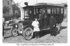 N-2-1922-Un-autous-a-la-placa-de-la-Concordia.-El-xofer-era-Miquel-Oliver-i-al-seu-costat-hi-ha-la-seva-filla-Emilia